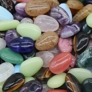 Mix di pietre di cristallo naturali lucide con occhio di tigre e quarzo rosa a forma di uovo