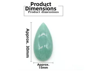 Macro-opname van een druppelvormige groene edelsteen met afmetingen 15x30mm