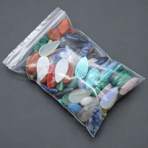Pierres de cristal en forme de goutte d'eau de couleurs variées dans un sac OPP