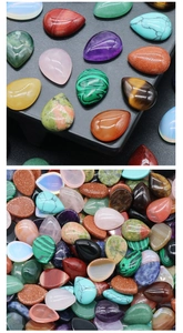 Vista macro che mostra varieta di pietre naturali e cabochon a forma di goccia