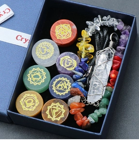 Chakra-Heilkristall-Set mit sieben gravierten Steinen, Armband und weißem Kristallanhänger
