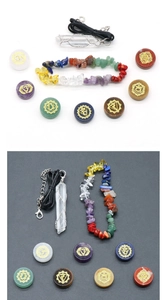 Detailliertes Sieben-Chakra-Heilkristall-Set mit gravierten Steinen, Armband und Anhänger