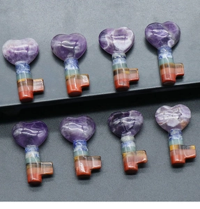 Mise à plat de pendentifs clés en forme de cœur avec cristaux naturels des 7 chakras