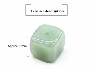 Vista dettagliata del cubo di cristallo naturale verde chiaro da 20mm con foro