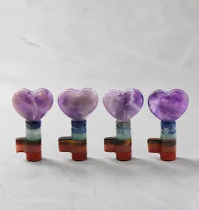 Détail de quatre clés en forme de cœur composées de sept pierres naturelles de chakra