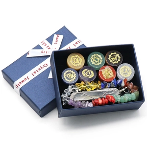 7 Chakra Heilkristall-Set mit gravierten Steinen und Bergkristall-Anhänger-Armband