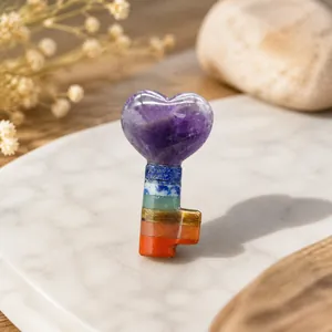 Pendentif clé cœur chakra en cristaux naturels dans sa boîte cadeau transparente protectrice