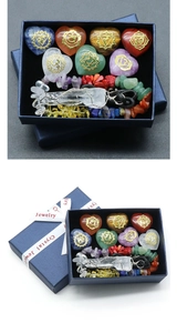 Detalle del set de piedras de chakra con gemas de corazón y collar de cristal en caja de regalo