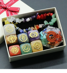 7 Chakra Stein Set mit Symbolen, Perlenkette und Orgonit Anhänger in der Geschenkbox