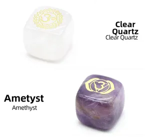 Detaillierte weiße Quarz und Amethyst Würfelkristalle mit goldenen Chakra-Symbolen
