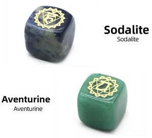 Polierte Sodalith- und Aventurin-Kristallwürfel mit gravierten goldenen Chakra-Symbolen