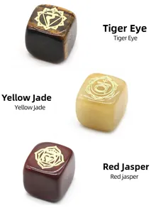 Details von Chakra-Symbolen auf Tigerauge, Gelber Jade und Roter Jaspis Energie-Steinen