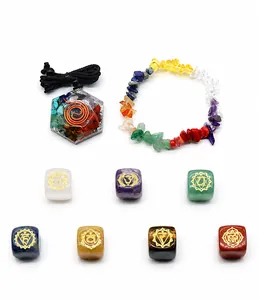 7-Chakra-Heilset mit Harzanhänger, Perlenarmband und gravierten Kristallwürfeln