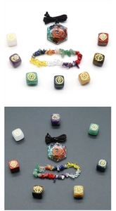 7 Chakra Kristall Set mit gravierten Würfeln, Harzanhänger und Heilstein Armband