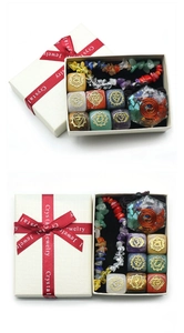 Detailliertes Chakra-Kristall-Set mit gravierten Würfeln und Orgon-Pyramide in Geschenkbox