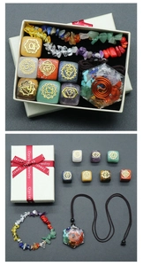 Chakra-Set mit sieben gravierten Würfelsteinen und Orgon-Anhänger in einer Geschenkbox