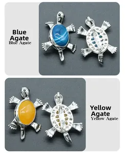 Dettaglio macro della spilla pendente a tartaruga in agata con castone in metallo argento