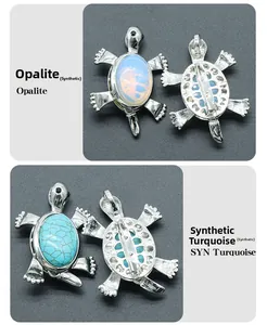 Vista macro di spille a forma di tartaruga in opalite e turchese con dettagli in metallo argento