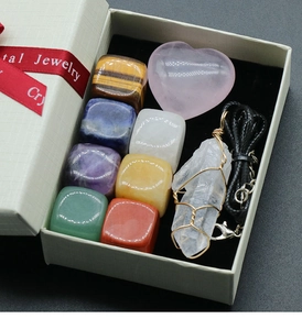 Coffret cadeau de cristaux de chakra avec coeur en quartz rose et pendentif cristal