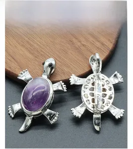 Dettaglio fronte e retro del ciondolo a tartaruga in argento con gemma viola