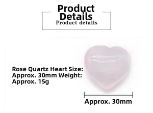 Dettaglio di cristallo di quarzo rosa lucidato a forma di cuore con trama naturale