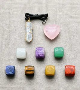 Dettaglio set di sette pietre chakra con cuore di quarzo rosa e ciondolo in cristallo