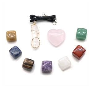 Ensemble détaillé de 7 cubes chakra avec cœur quartz rose et collier en cristal