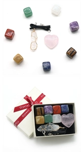 Coffret cadeau yoga 7 chakras avec pierres polies, cœur en quartz et pendentif en métal
