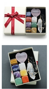 Coffret cadeau de cristaux Chakra avec cœur en quartz rose et pierres polies en boîte