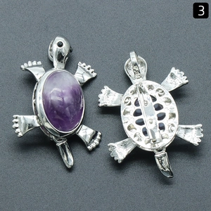 Spilla ciondolo a tartaruga con pietra di cristallo viola e finitura in metallo argento