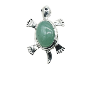 Pendente a tartaruga con cristallo verde naturale e montatura in lega d'argento