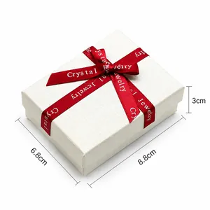 Scatola per gioielli crema con nastro rosso Crystal Jewelry, misura 8,8x6,8x3cm