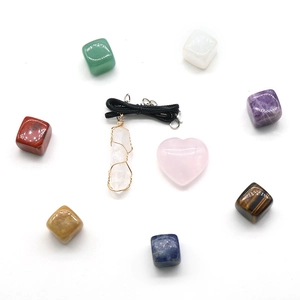 Coffret cristaux de guérison chakra avec cœur en quartz rose et sept pierres naturelles