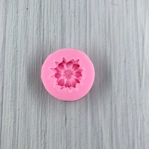 Vista dettagliata dall'alto dello stampo in silicone rosa a forma di crisantemo