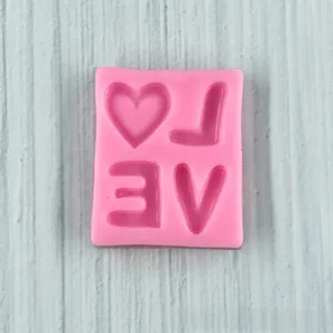 Vista dettagliata dello stampo LOVE in silicone rosa per cioccolato e artigianato fai-da-te