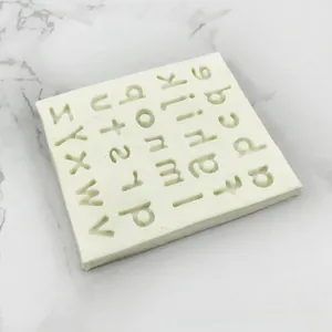 Détail du moule en silicone blanc avec lettres minuscules a-z pour décoration de gâteaux
