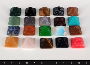 Makroaufnahme von 20 verschiedenen pyramidenförmigen Natursteinen wie Tigerauge und Quarz