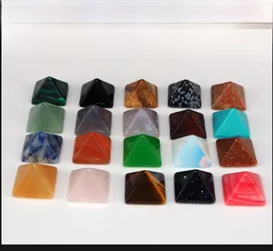 Detaillierte Sammlung von 20 Naturkristall-Pyramiden in verschiedenen Edelsteinen und Farben
