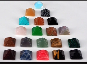 Detaillierte Sammlung von 14 mm Pyramidenkristallen und Edelsteinen in verschiedenen Farben