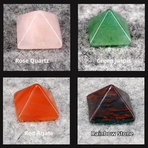 Detailansicht pyramidenförmiger Rosenquarz- Aventurin- und roter Achat-Heilkristalle
