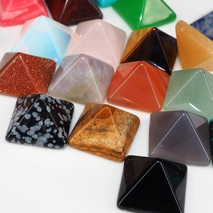 Set mit 7 Naturkristall-Achat-Pyramidensteinen mit Tigerauge- und Lapislazuli-Edelsteinen