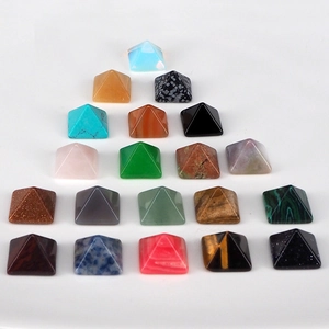 Set aus 7 bunten Edelsteinpyramiden mit Türkis, Tigerauge und natürlichen Quarzkristallen