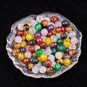 Verschiedene 8mm Natursteinperlen in einer Glasschale für DIY Schmuckherstellung