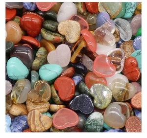 Vista macro di varie pietre preziose in cristallo naturale a forma di cuore per gioielli DIY