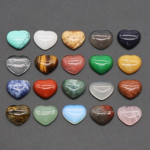 Pietre a cuore in cristallo naturale lucido in 20 materiali per la creazione di gioielli