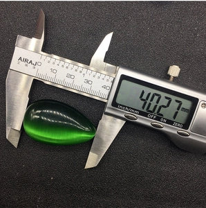 Misurazione di una pietra occhio di gatto verde da 40mm con calibro digitale di precisione