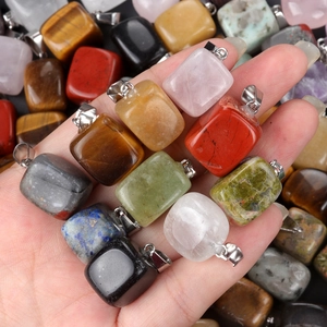 Colgantes rectangulares de cristal natural en varios colores con cierres de metal en mano