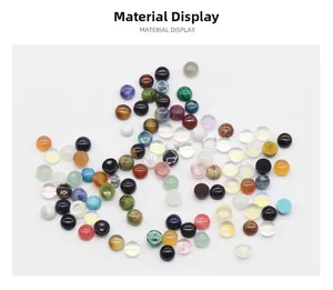 Detailweergave van gepolijste ronde edelsteen cabochons zoals tijgeroog en turkoois