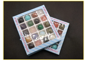 Set van 20 diverse natuurlijke edelsteenbollen in blauwe geschenkdoos met vensterpanelen
