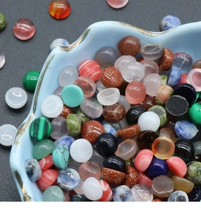 Dettaglio di cabochon in pietre naturali e cristalli lucidati da 6mm per gioielli fai da te